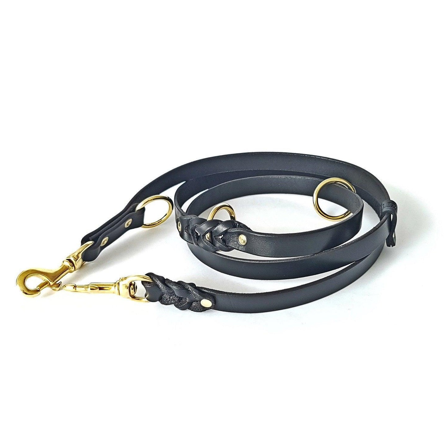 Close-up of solid brass snap hook and ring on the Bestia professional buffalo leather leash, built for durability and secure handling.
