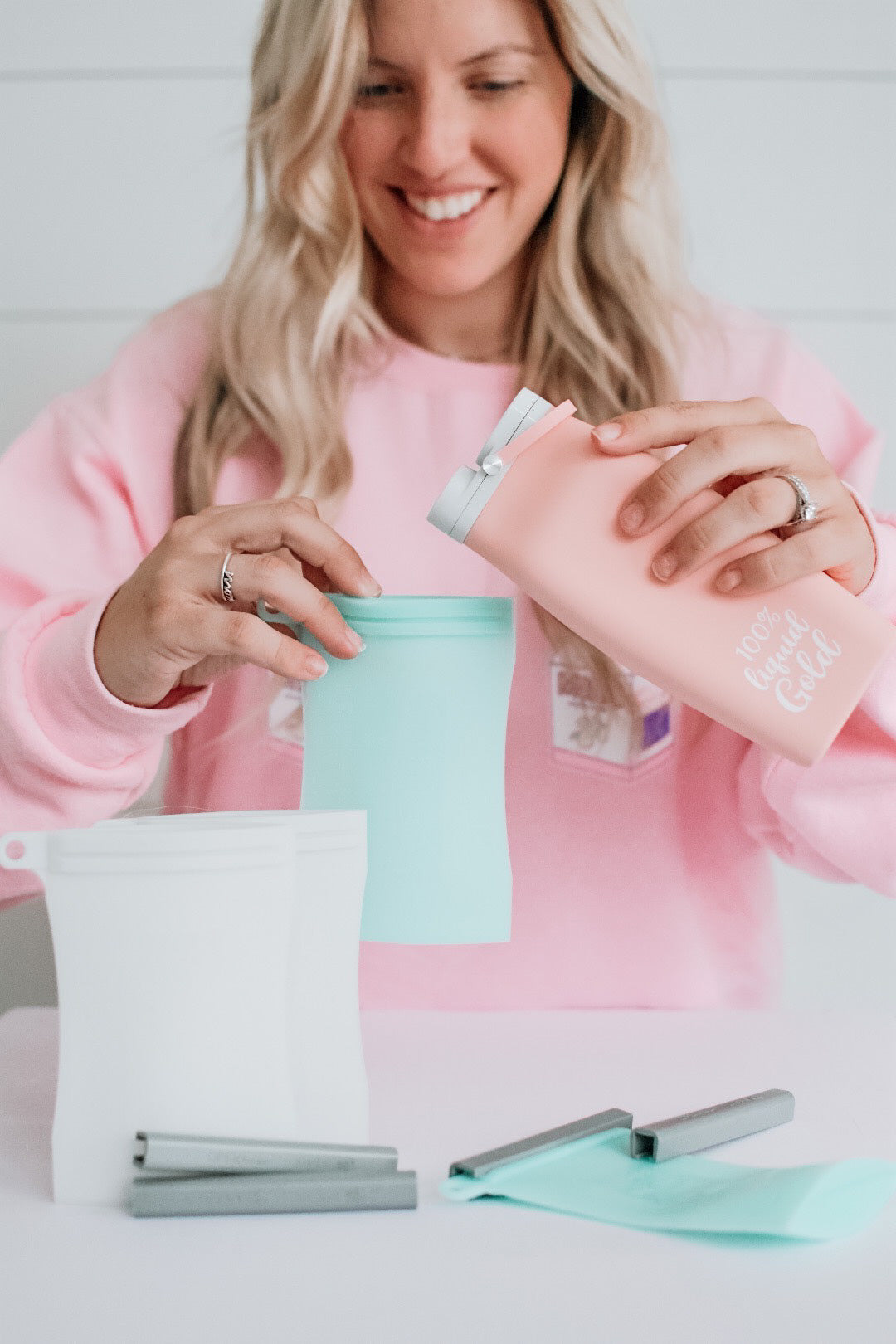 Woman with a mint Junobie reusable bag.